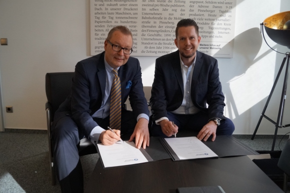 Michael Wulf (rechts) und Axel Vogt unterzeichnen die Pinneberger Erklärung